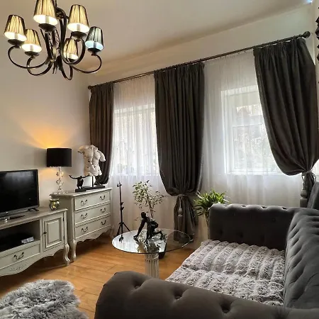 Lovely In Apartment