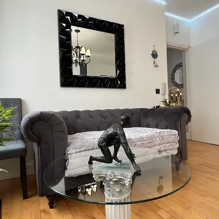 Lovely In Apartment *